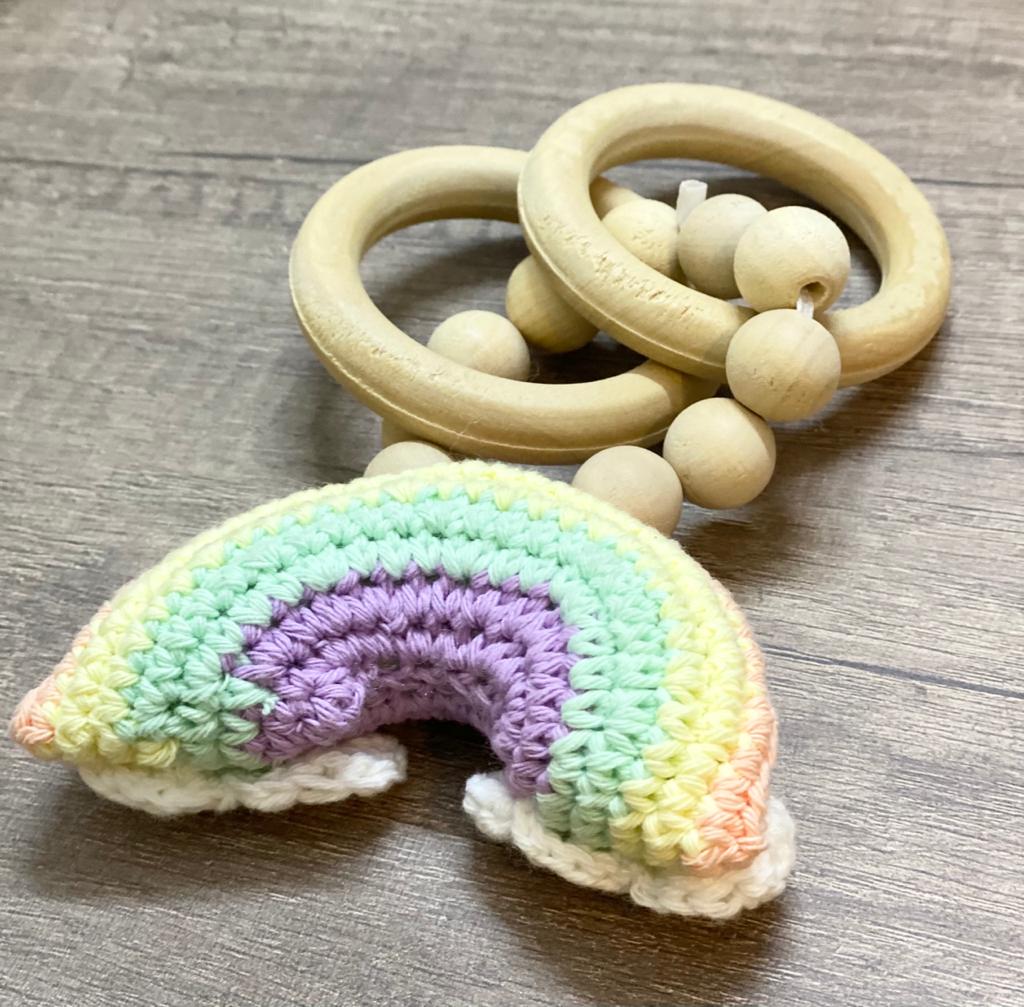 Sonajero mordillo arcoiris crochet